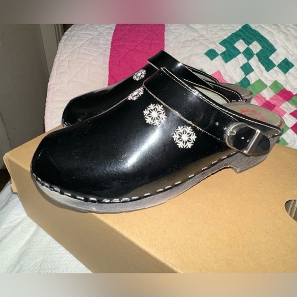 Hanna Andersson Black Patent Leather Snowflake Wooden Clogs Sz -11 (euro sz42) - Picture 11 of 15